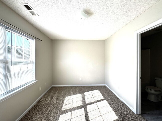 Building Photo - Townhome Minutes to Camp Lejeune