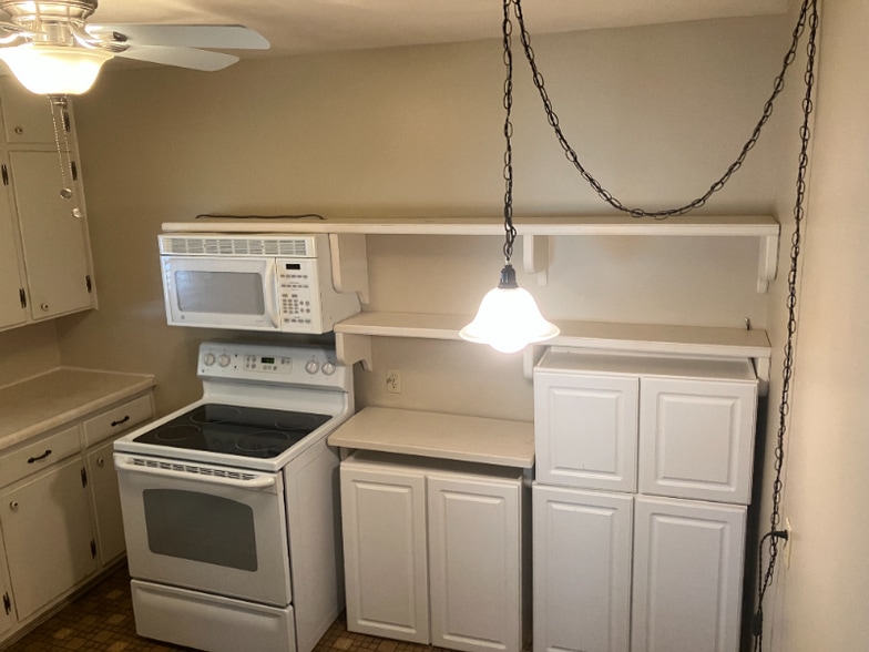 Building Photo - 811 NW B St