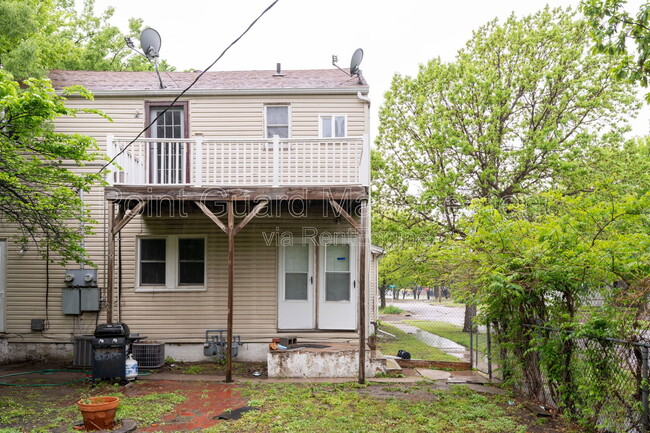 Building Photo - 302 S Poplar St