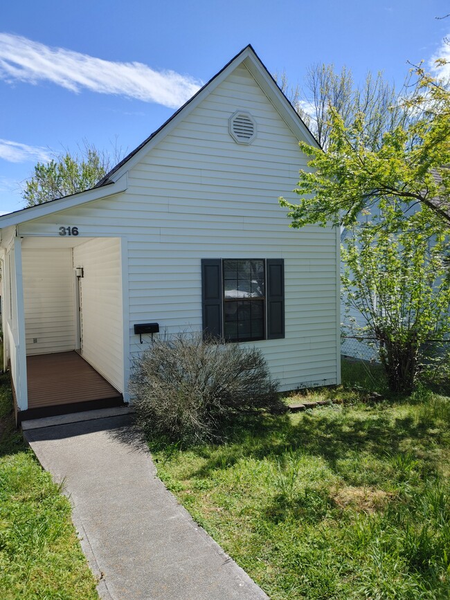 Primary Photo - 316 E Emerald Ave