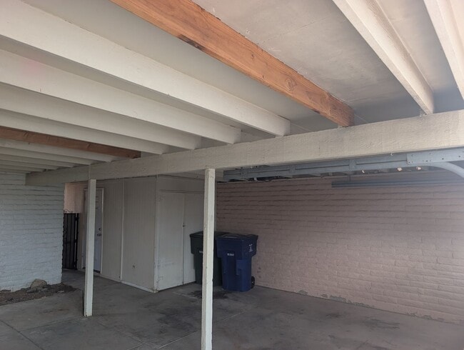Building Photo - Comfortable West Side Rental