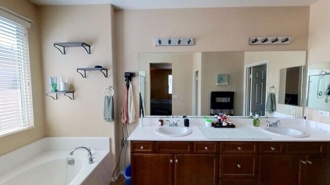 Building Photo - 848 Reyana Way