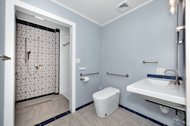 Building Photo - Spacious & Charming in Scottsboro!