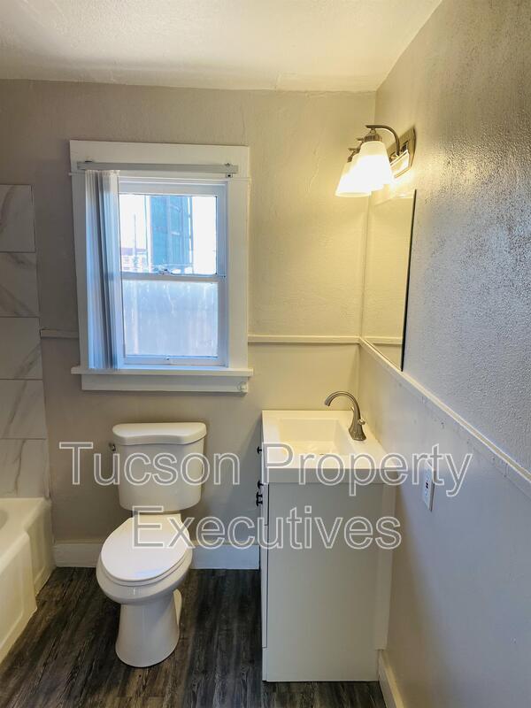 Building Photo - 2632 N Stone Ave