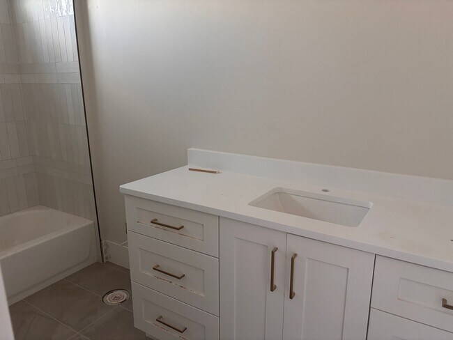 Building Photo - BRAND NEW Gorgeous 6 bed 7 bath with Pool ...