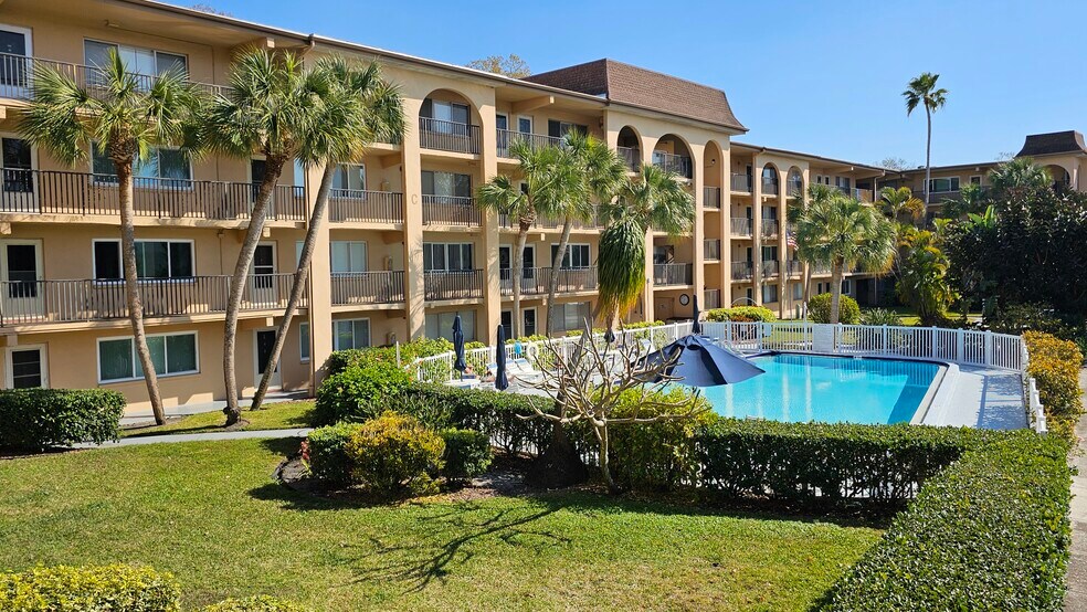 Building Photo - 2525 West Bay Dr