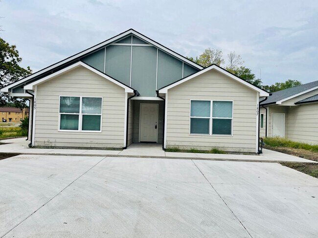 Building Photo - Gorgeous Brand New Townhome $300 OFF FIRST...