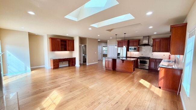 Building Photo - Desirable Mountain View 4 Bed + 3.5 Bath + Office Home. Close to Downtown Mountain View. Great Lo...