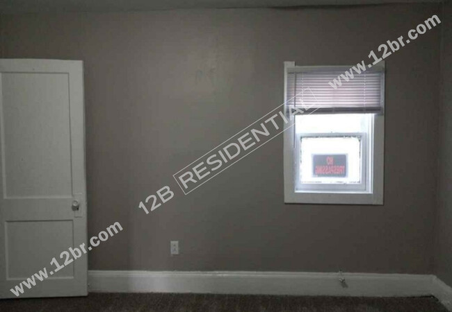 Building Photo - 2-Bed 1-Bath Lower Apartment in East Toledo