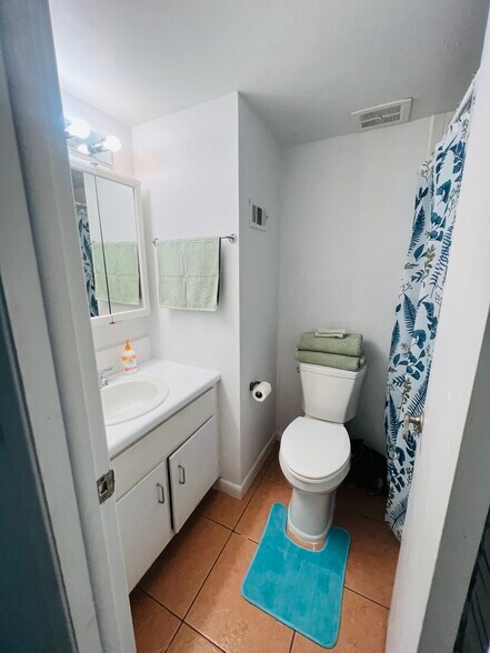 Full bath - 4303 La Riviera Ct