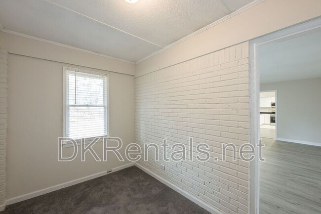 Building Photo - 2058 River Rd