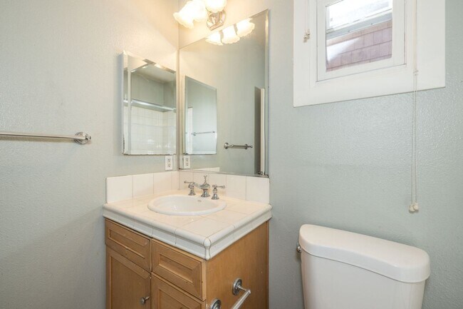 Building Photo - Beautifully Maintained 3 Bed/2.5 Bath Craf...