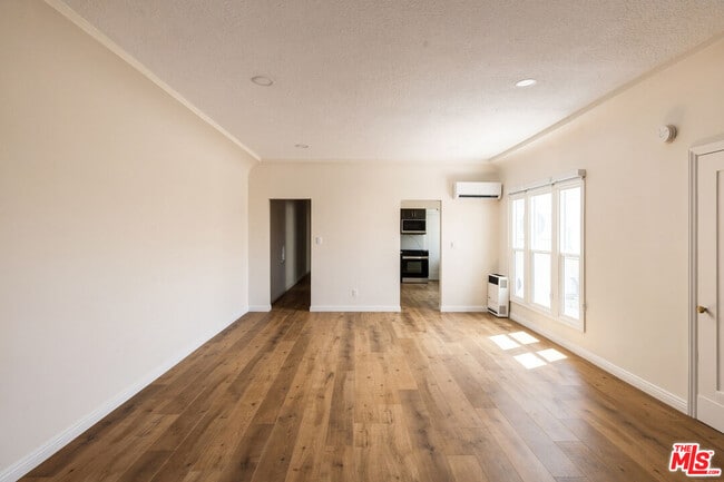 Building Photo - 840 N Fuller Ave