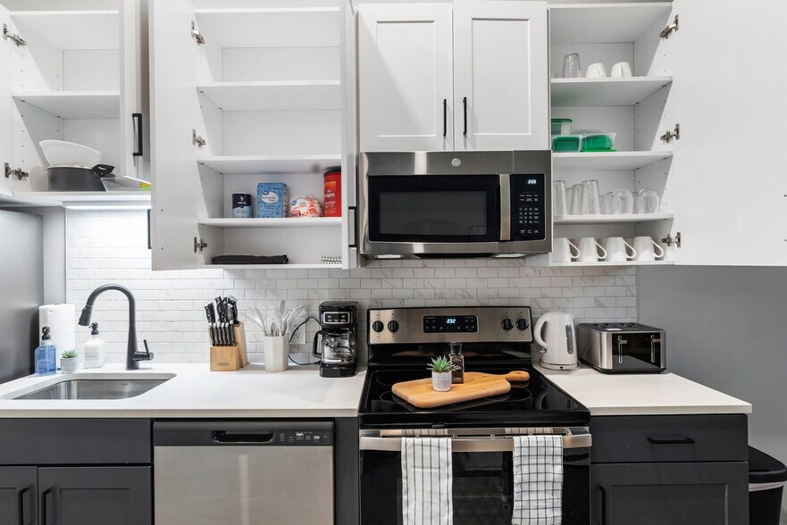 Building Photo - 205 W 4th St