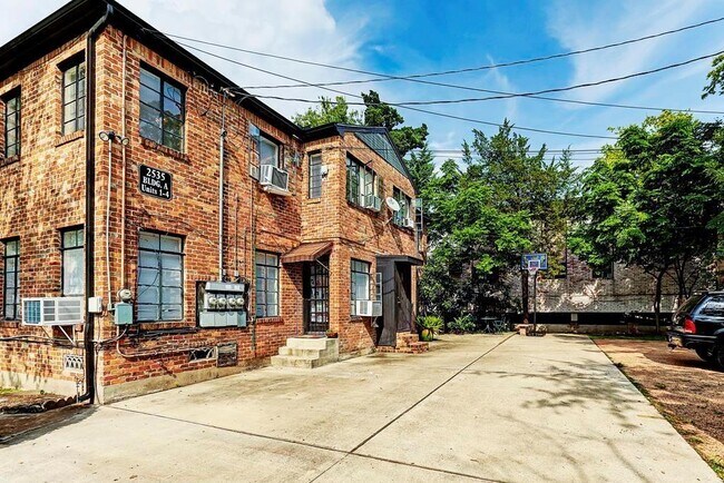 Building Photo - 2535 Shakespeare St