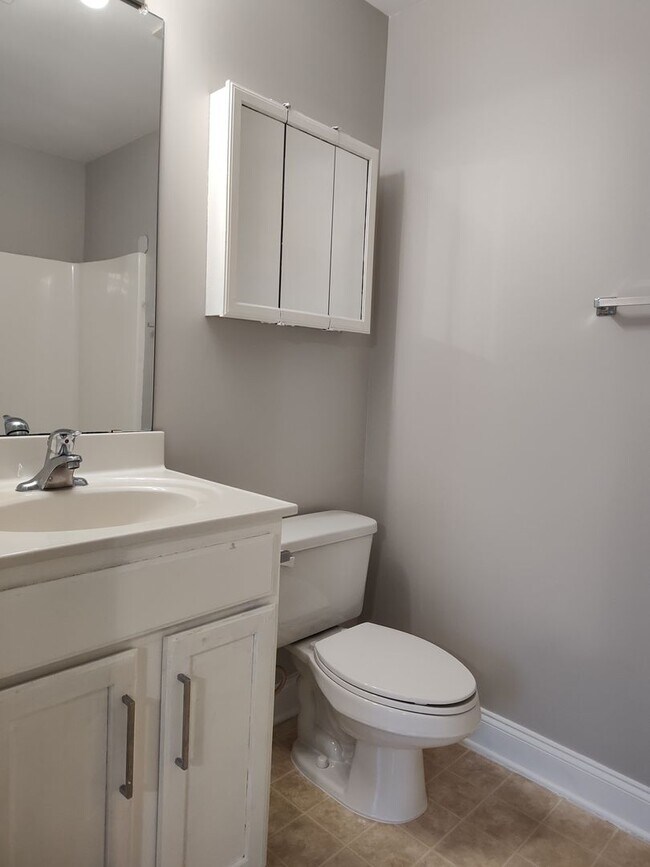 Building Photo - Move in ready Townhome in Morrison Place!