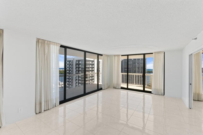 Building Photo - 123 Lakeshore Dr