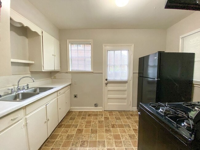 Building Photo - 3 bed, 1 bath by the University of Memphis