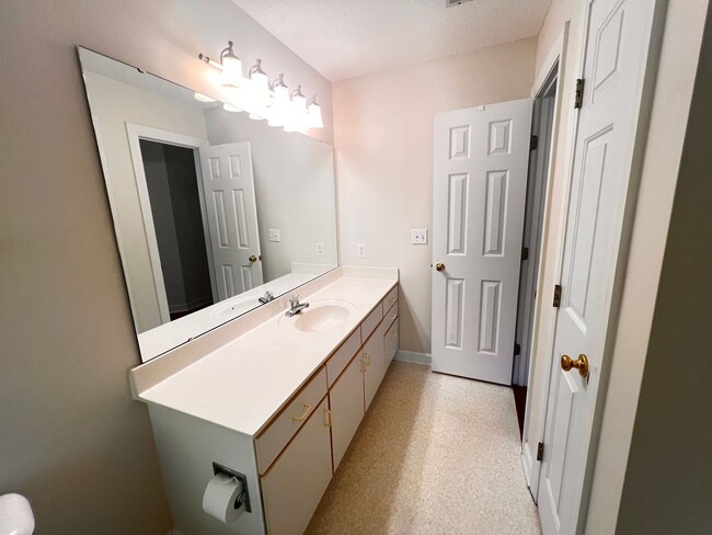 Building Photo - Beautiful, 1st Floor Unfurnished,  Bedroom Condo at Riverwoods in Murrells Inlet!