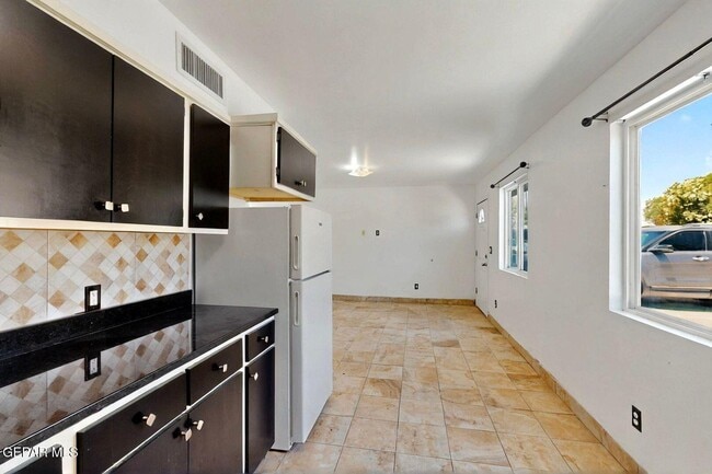 Building Photo - 540 N Yarbrough Dr