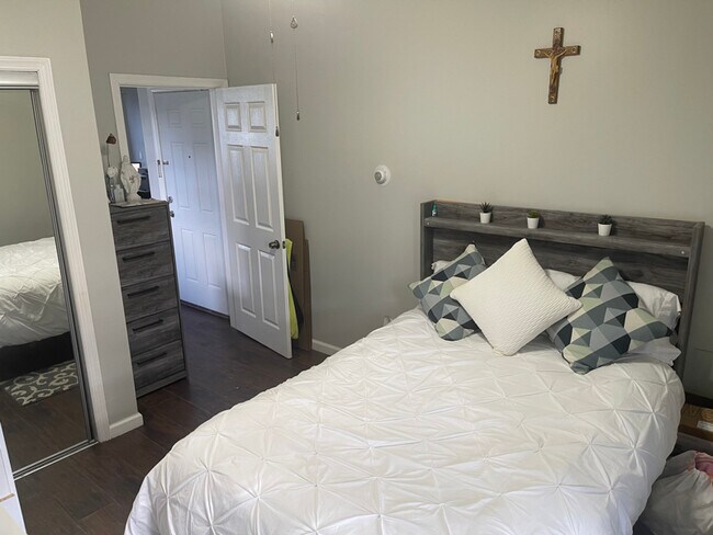 Building Photo - 218 Hopkins Ave