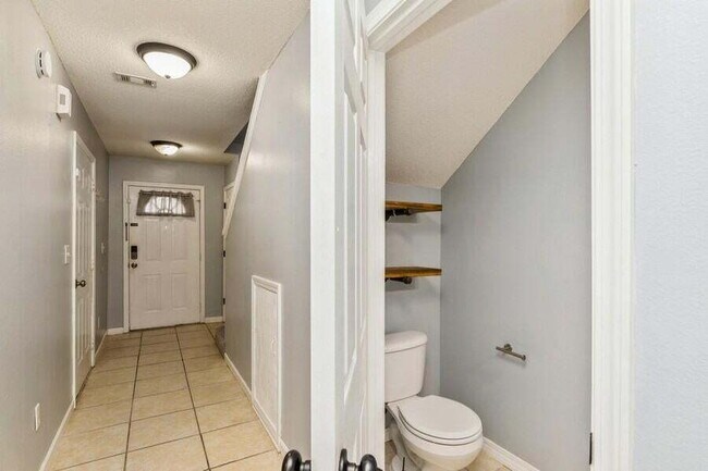 Building Photo - Exquisitely Renovated End Unit Townhome Ju...
