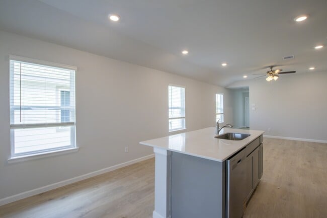 Building Photo - 876 Kickapoo Ln