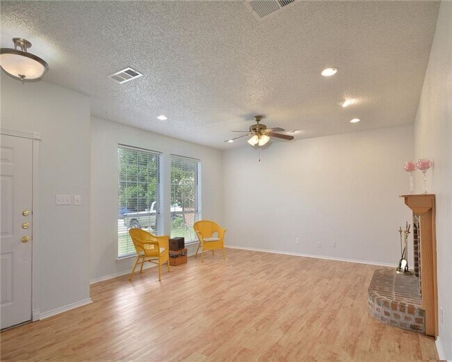 Building Photo - Charming 3 Bed 2 Bath Home in West Fort Worth