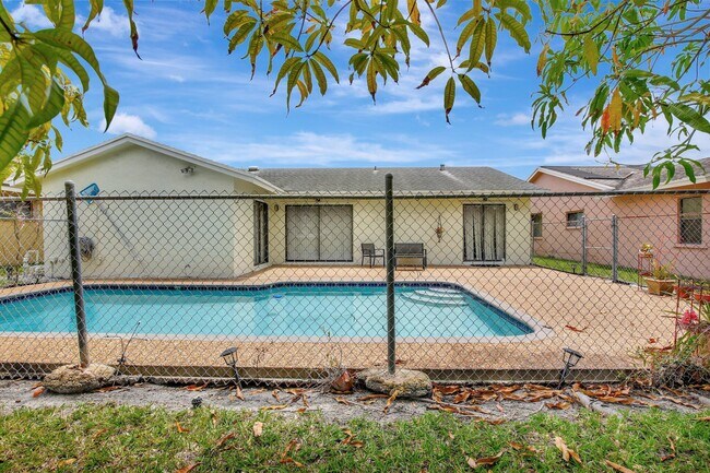 Building Photo - 1541 SW 102nd Terrace