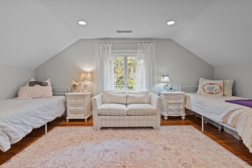 Building Photo - 2050 Midland Rd