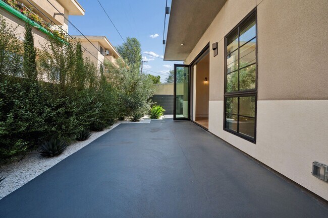 Building Photo - 652 Huntley Dr