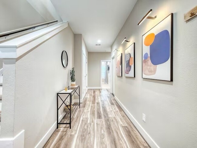 Building Photo - 240 Julia St