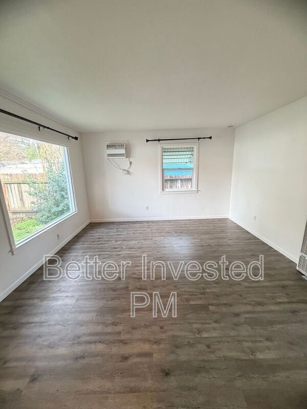 Building Photo - 727 N Pine St