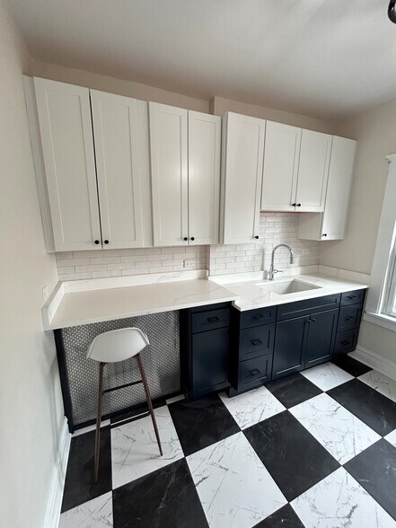 Kitchen - 715 W Hillgrove Ave