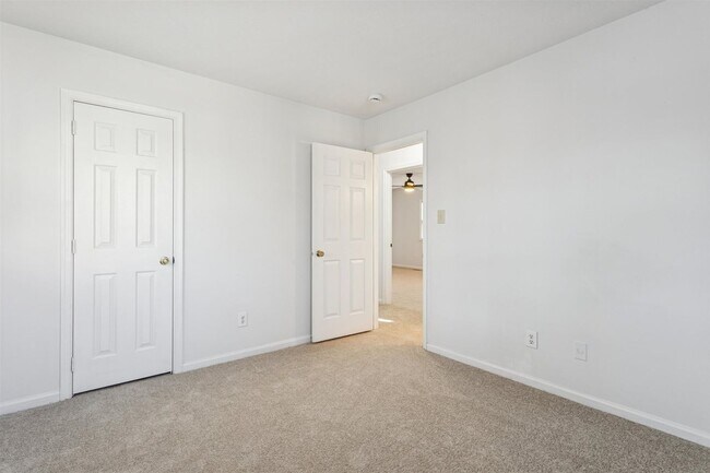 Building Photo - 3BR 2.5 BA Mid-Town Newport News