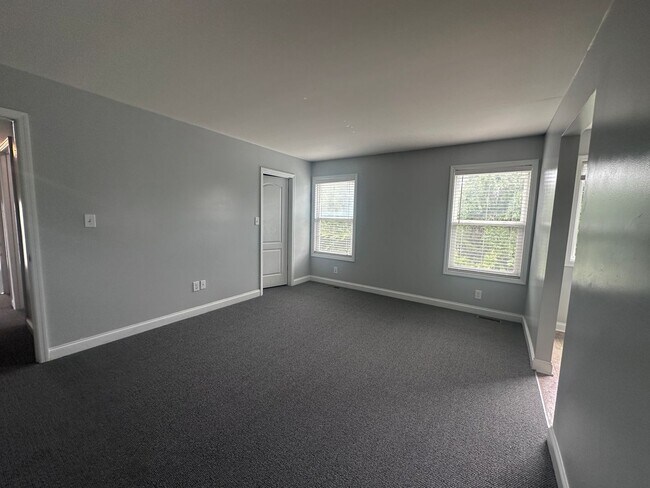 Building Photo - Bannon Crossings 3 bed, 2.5 half bath house with basement