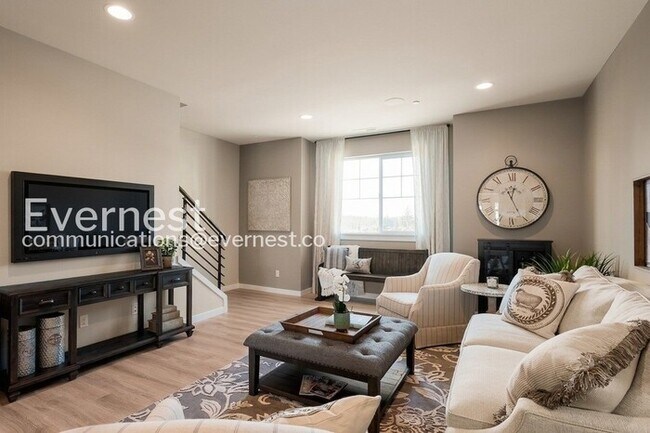 Building Photo - 2-Bed/2.5-Bath Townhome/Voucher Accepted