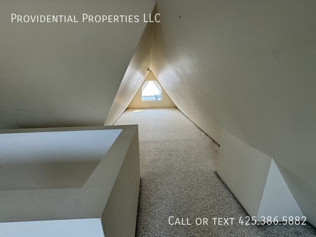 Building Photo - 424 8th Ave W