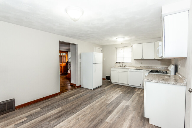 Building Photo - 2533 Sylvania Dr