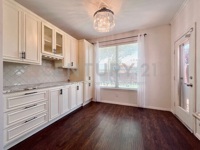 Building Photo - Fantastic 2-Story 5/3/2 in Fort Worth For ...