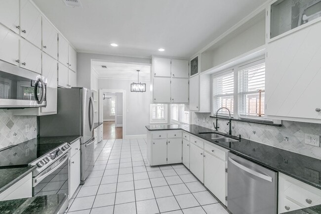Building Photo - WONDERFUL BERKELEY LOCATION!  Immaculate One Story Craftsman!