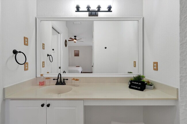 Building Photo - 2722 Club Cortile Cir