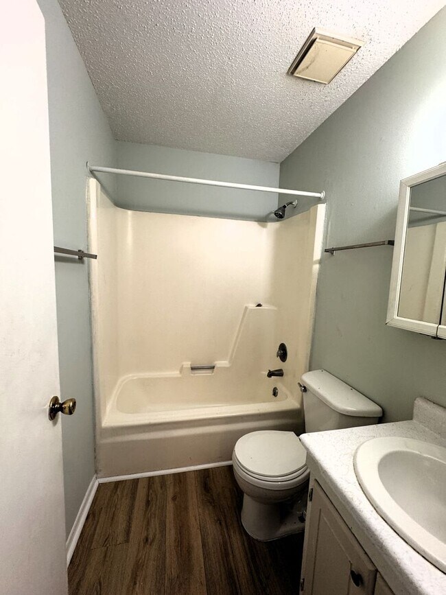 Building Photo - Move-In Special!!!
