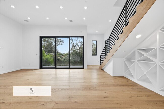 Building Photo - Luxury Modern Living with Stunning LA Skyline Views