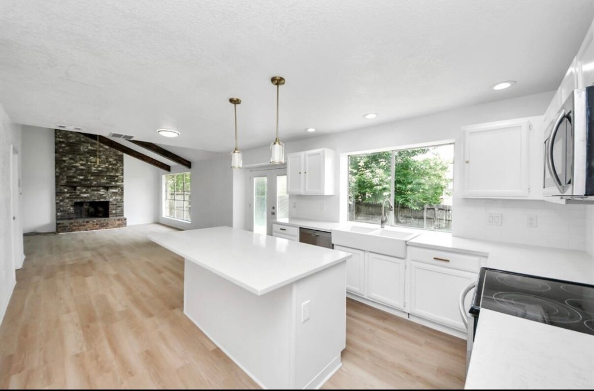 Building Photo - 3223 Deer Valley Dr