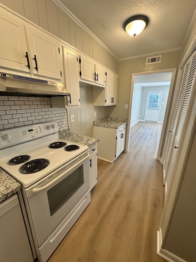 Building Photo - Beautiful 2 Bedroom 1.5 Bath Townhome!