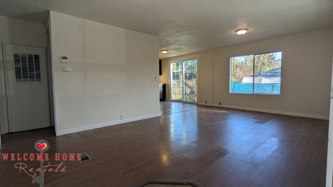 Building Photo - Huge fenced lot - bring your boat, trucks,...