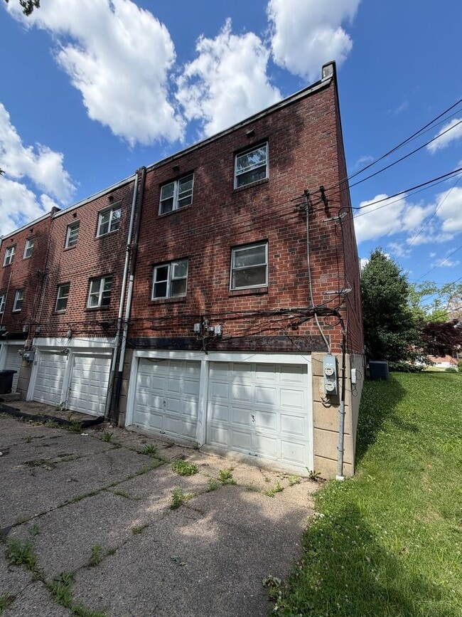 Building Photo - 2726 Cranston Rd