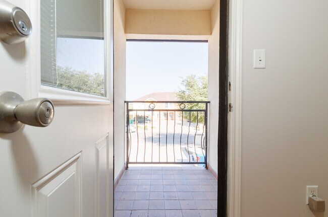 Building Photo - 1303 W Fig Ave