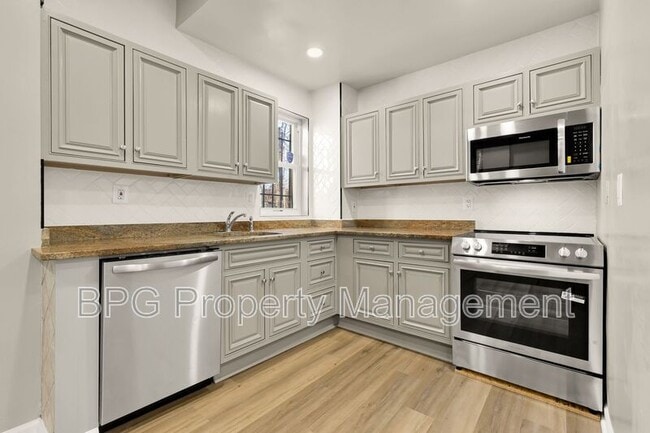 Building Photo - 1033 5th St NE